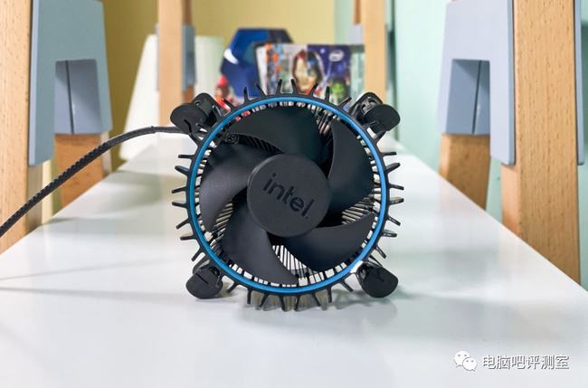 Intel 新款 Alder Lake CPU 原厂风扇已被测试，散热效果出色