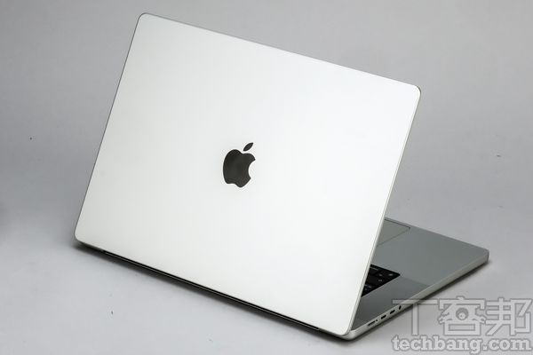 新款 MacBook Pro 16寸采用全新的外型设计，很像从前的 PowerBook 风格，且苹果标志变大许多，机身同样有太空灰及银色可以选择。