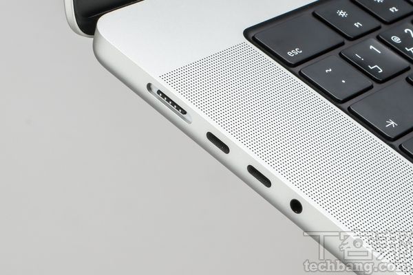 共配置3个Thunderbolt 4端口，提供更快的传输速度、输出8K影像外，同时也提供充电功能，另外还有HDMI 2.0及SDXC读卡器。