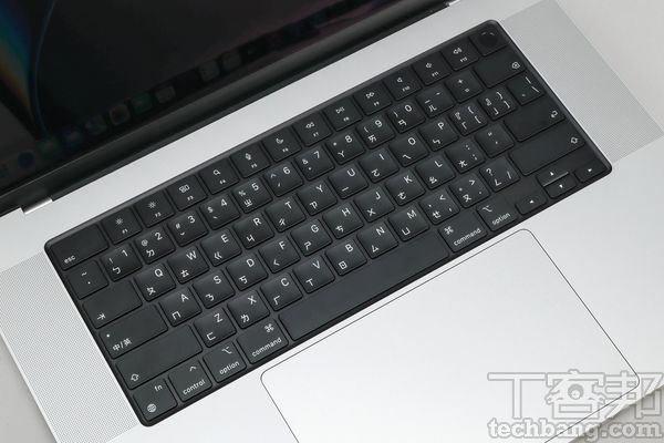 取消 Touch Bar，将 Fn 功能键集成至黑色巧控键盘，键程为 1mm，回馈力道较明显。
