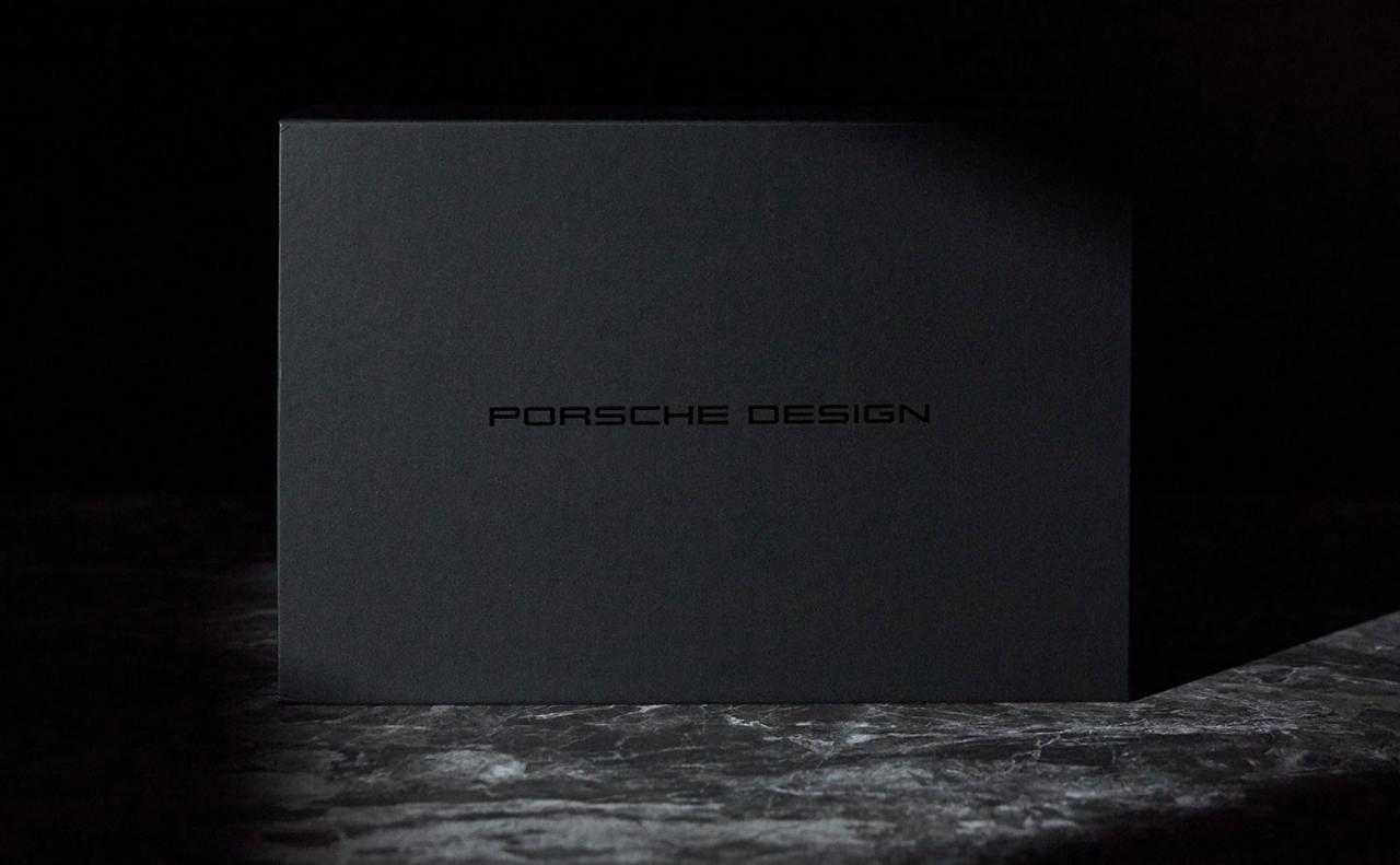 外盒包装为低调的深灰色系，表层压印了一枚颜色更深的 Porsche Design Logo，虽然视觉上低调到不行但还是嗅得到的盒内散发出的精品味！