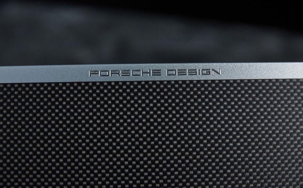 上盖前端边缘处有一枚蚀刻的 Porsche Design Logo，简单利落的线条透露着高级感。