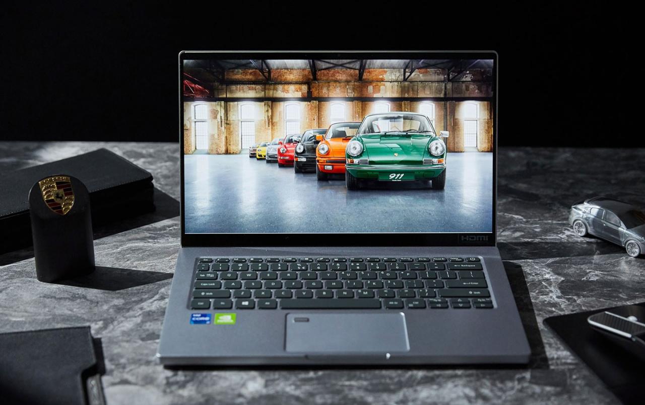 Porsche Design Acer Book RS 配置了14 寸 Full HD IPS 显示器，机身 C 面同为铝合金材质，配置了全黑色的键帽。