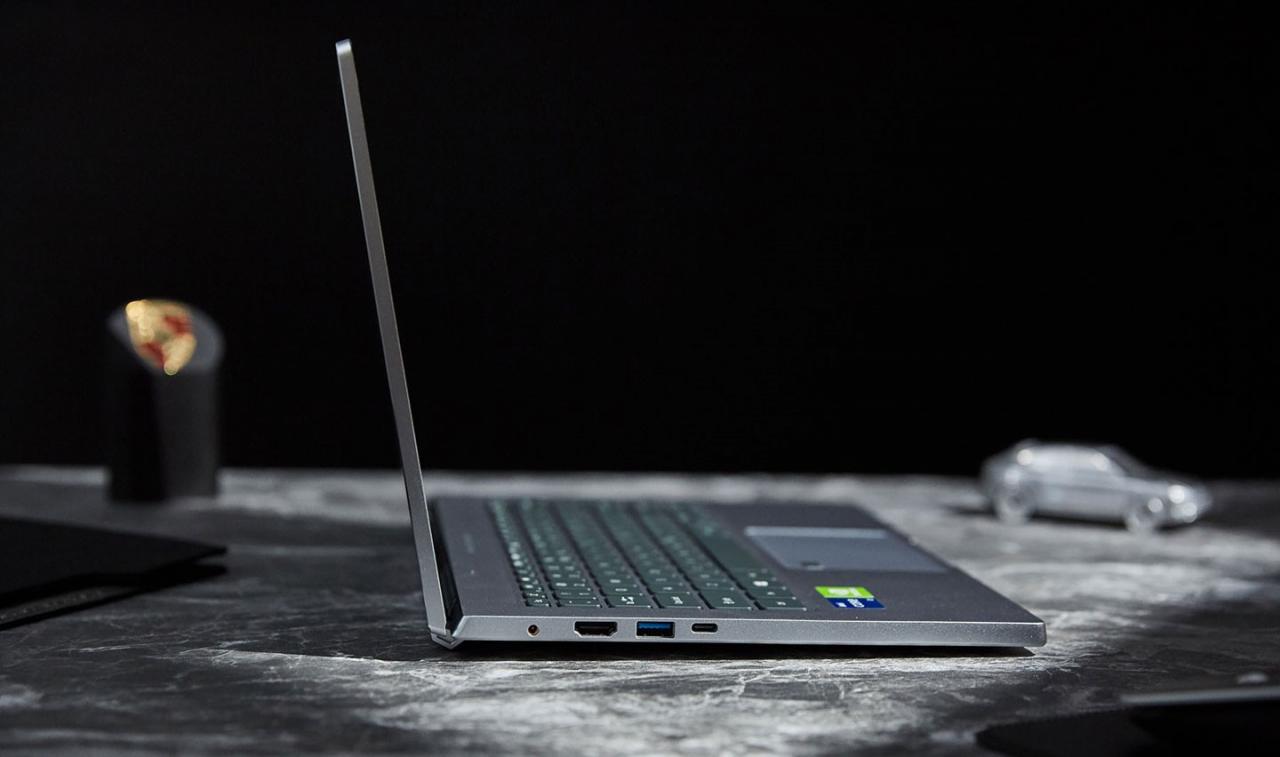 Porsche Design Acer Book RS 机身仅 15.99 mm，从正侧面看去更能感受到它有多纤薄，很特别的是，当上盖开启后因转轴设计可自然抬高机身后侧，形成更舒适的打字角度。