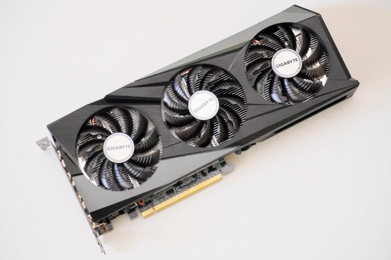 GeForce RTX 3050 GAMING OC 8G采用3风扇搭配2根与绘图处理器直接接触的热导管。