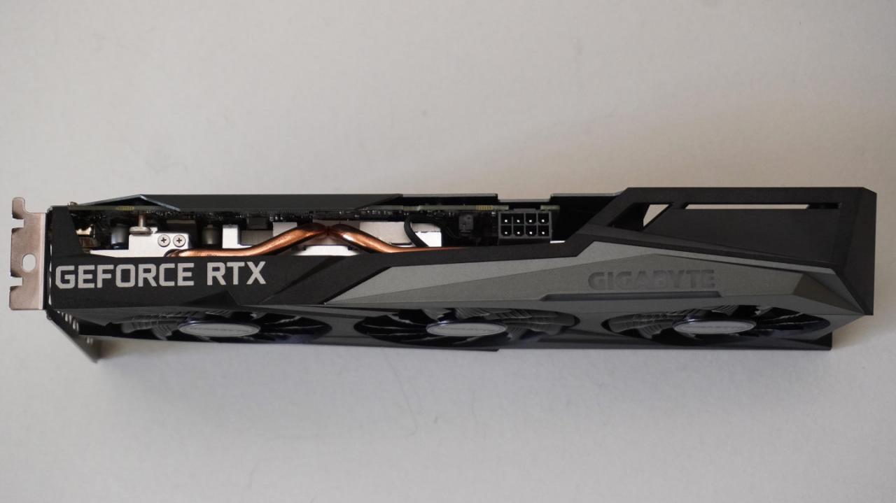 GeForce RTX 3050 Gaming OC 8G采用8-Pin额外电源输入端子，建议搭配450W电源供应器。 图中右下侧的GIGABYTE标志支持RGB Fusion 2.0 RGB彩色灯效。