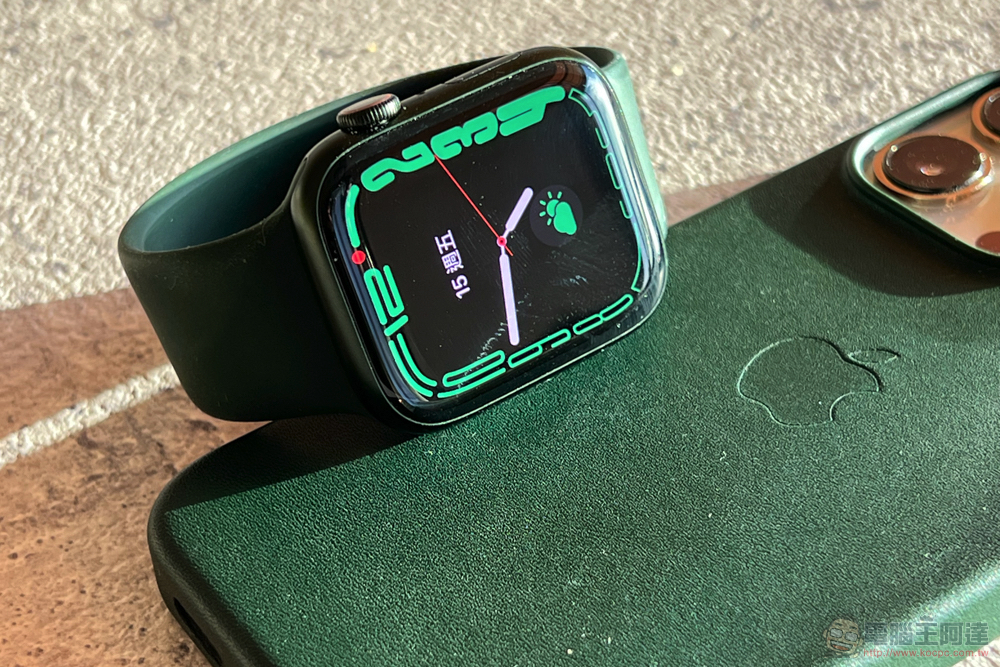 Apple 释出 WatchOS 8.4 更新，解决部分型号无法充电的问题