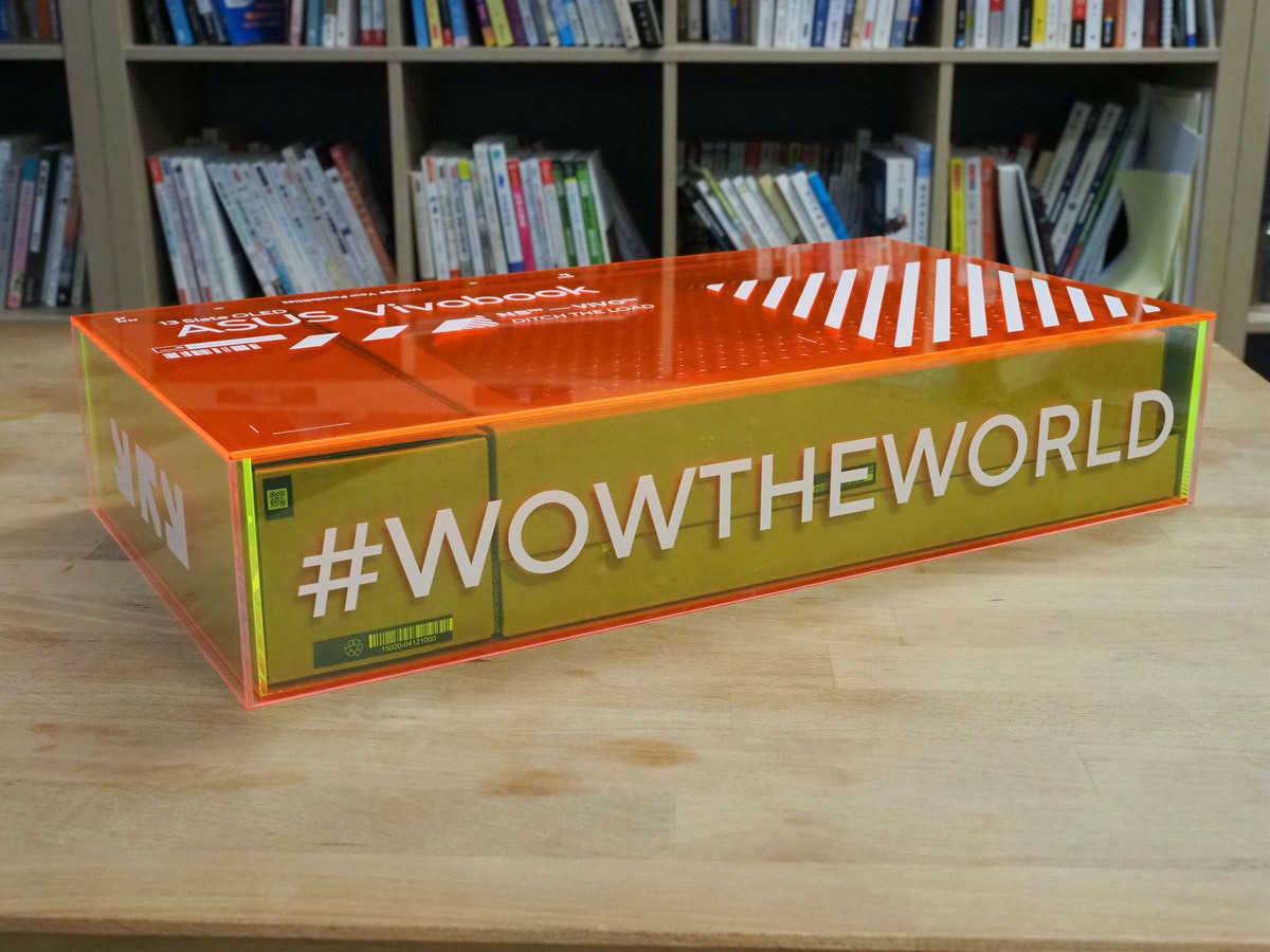 照片中提到了ASU S Vi vobook、#WOWTHEWORLD，跟合作食品、巴恩斯（Barnes&Noble Nook）有关，包含了表、产品、仪表