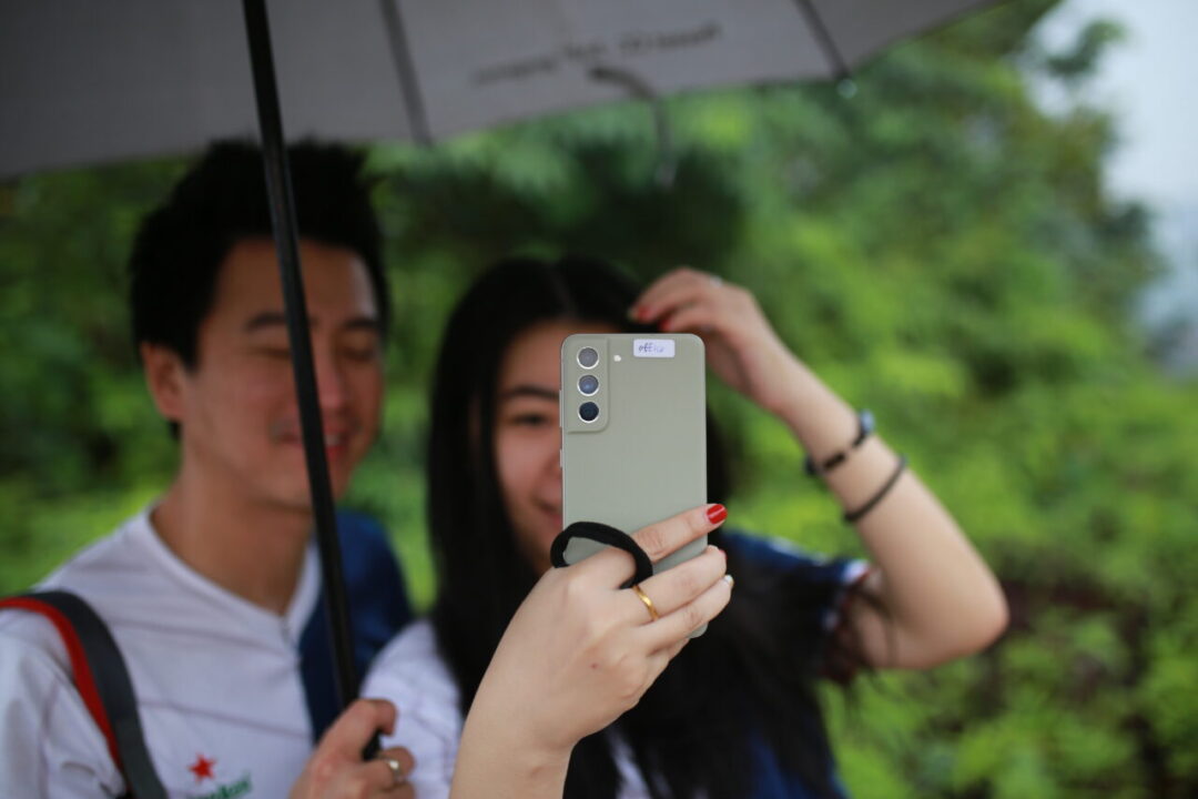 带着Samsung Galaxy S21 FE 5G去登山！看情侣记录日出、自拍、当女友一日专属摄影师！