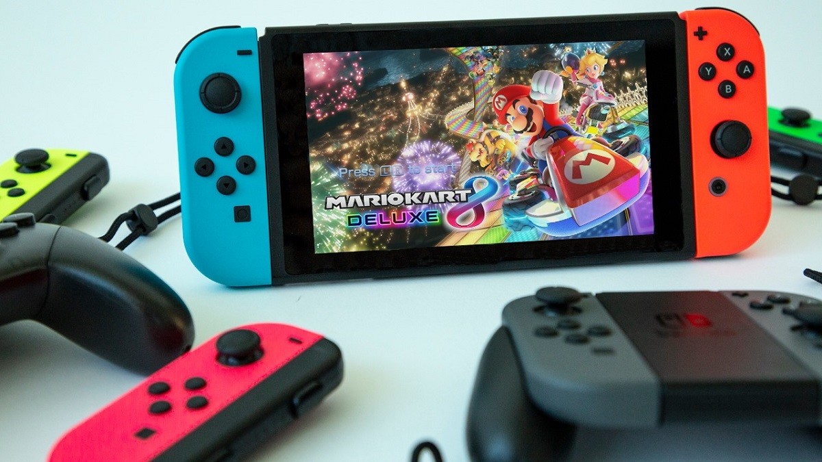 照片中提到了Press E、MARIOKART、DELUXE，包含了电子游戏、任天堂Switch、马里奥赛车8、Xbox系列X和系列S、Xbox One