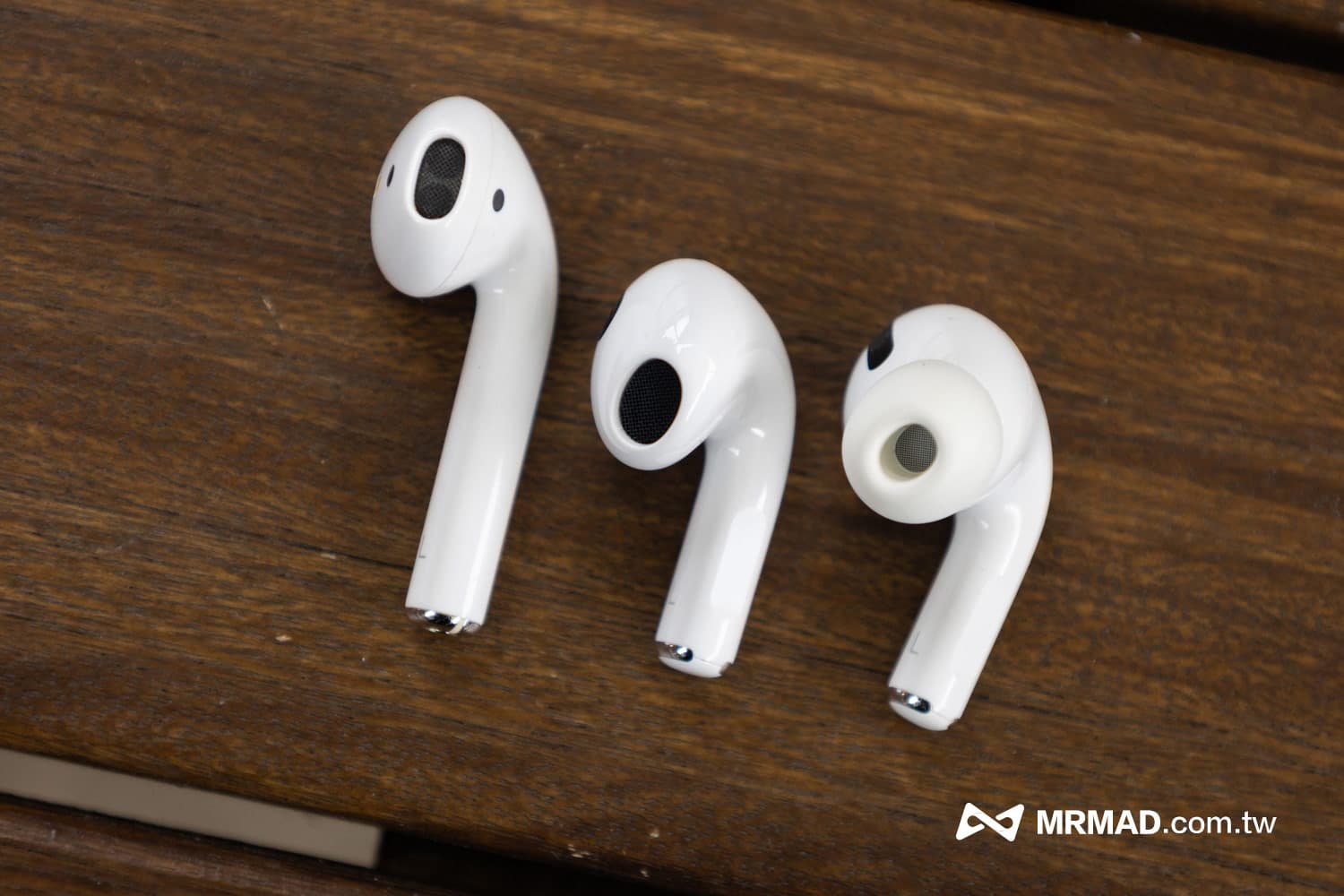 耳機比較：左圖 AirPods 2 中圖 AirPods 3 右圖 AirPods Pro