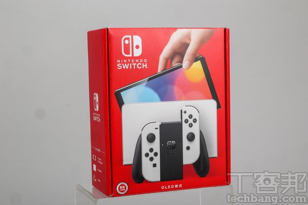 任天堂Switch OLED版的包装盒，不仅封面印刷改为直式，体积也比起过往产品少了一半，虽然紧凑但仍有足够保护力。