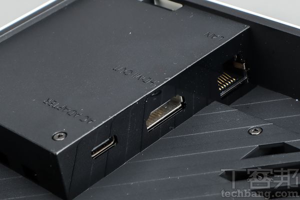 原先在电视底座中，HDMI孔下方的 USB端口，在新款底座中被换成了 RJ-45网络孔，若想连接有线网络终于不必再购买额外配件。