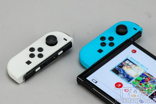 除了电视底座交叉兼容外，现在所有贩售中的 Joy-Con 摇杆，同样能够接上 OLED 版 Switch 主机。