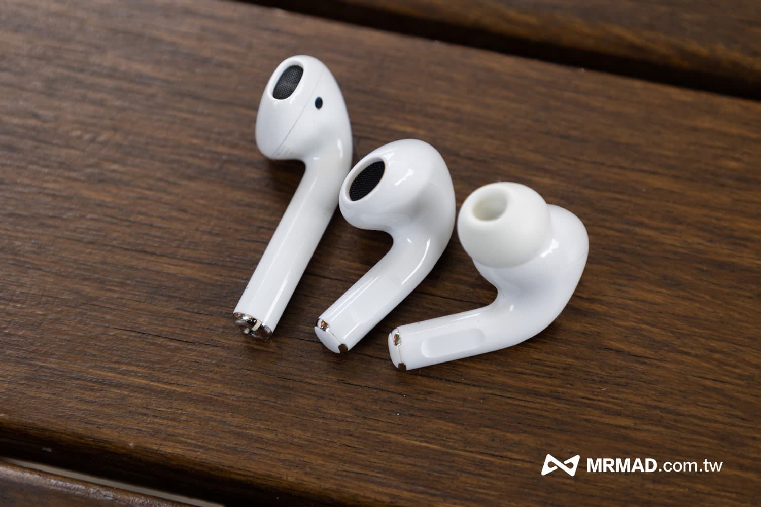 耳機比較：左圖 AirPods 2 中圖 AirPods 3 右圖 AirPods Pro