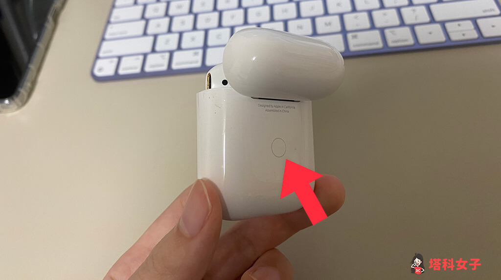 Android AirPods 配对：长按充电盒背面的白色圆形按钮