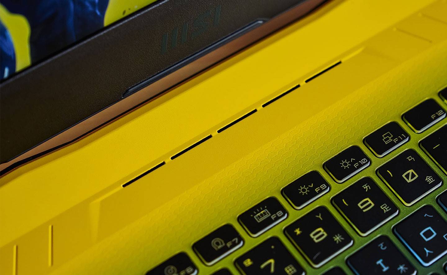 键盘上方布满了六角格蜂巢纹饰，让机身散发出浓浓的科技感。