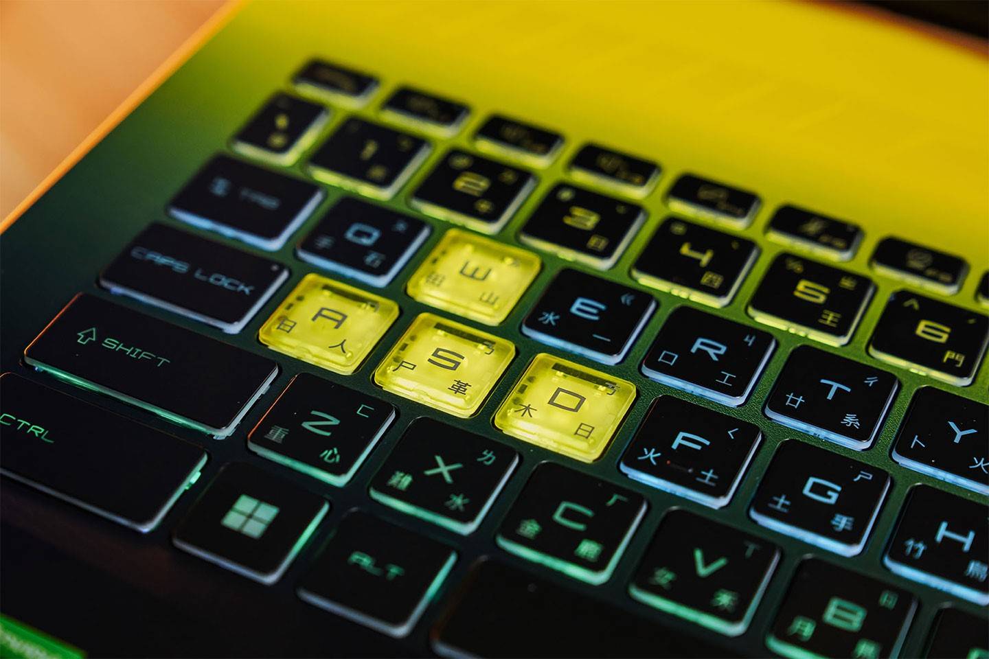 MSI Crosshair 15《虹彩六号：撤离禁区》限定版的「炫彩光谱电竞键盘」以孤岛式设计提供适宜的键距，且每一个键帽都以四周透明的设计手法进一步突显 RGB 灯效，最关键的 WASD 四键更采用黄色透明键帽，让玩家一眼就能辨识。