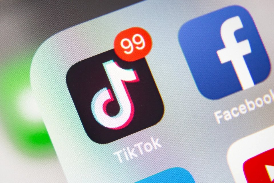 FB拟做重大改变，以便与TikTok 竞争：或将开始向用户推荐更多与其并无联系来源的内容！