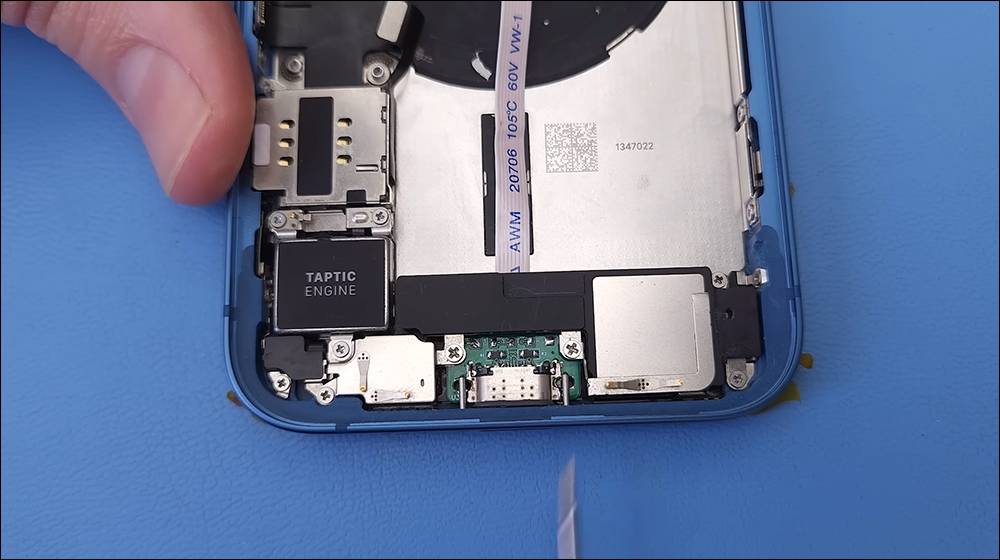 国外 YouTuber 成功改造 USB-C 版本 iPhone 13，支持快速充电、数据传输、系统更新和防泼水