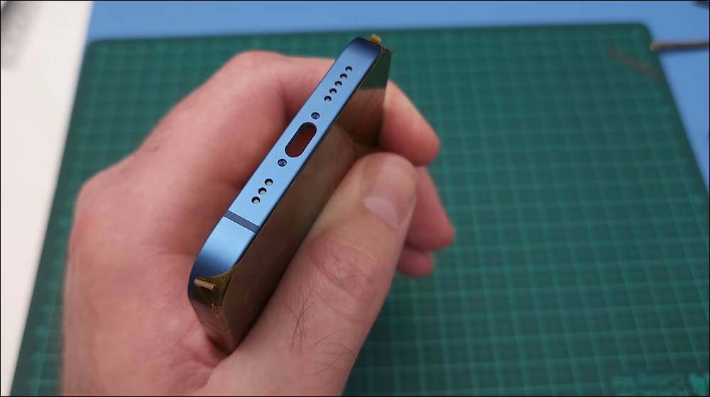 国外 YouTuber 成功改造 USB-C 版本 iPhone 13，支持快速充电、数据传输、系统更新和防泼水