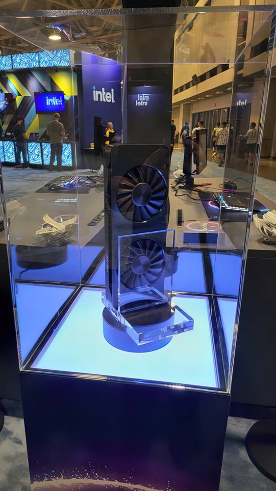 Intel 旗舰 Arc 限量版游戏显卡于国外展出，配备完整 ACM-G10 GPU