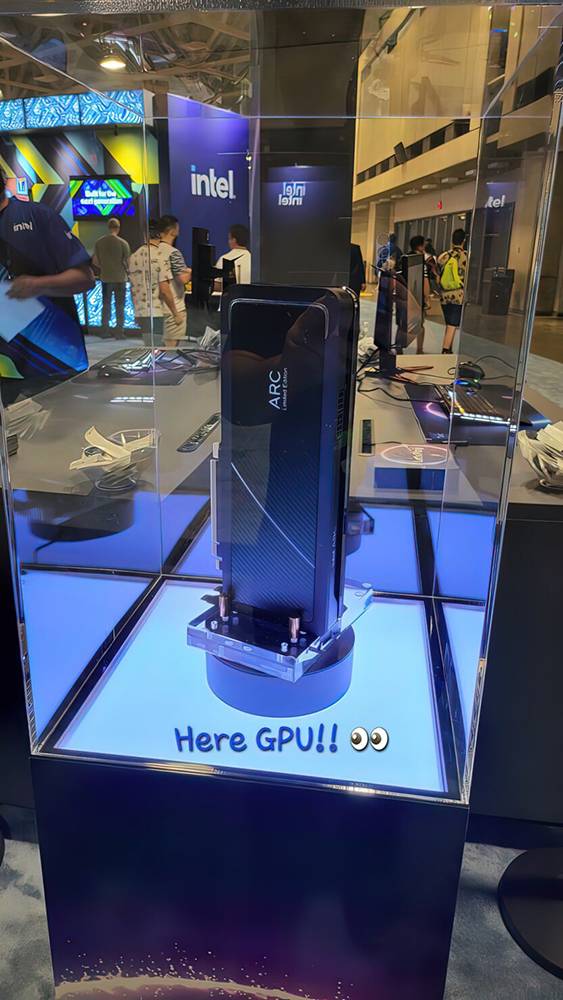 Intel 旗舰 Arc 限量版游戏显卡于国外展出，配备完整 ACM-G10 GPU