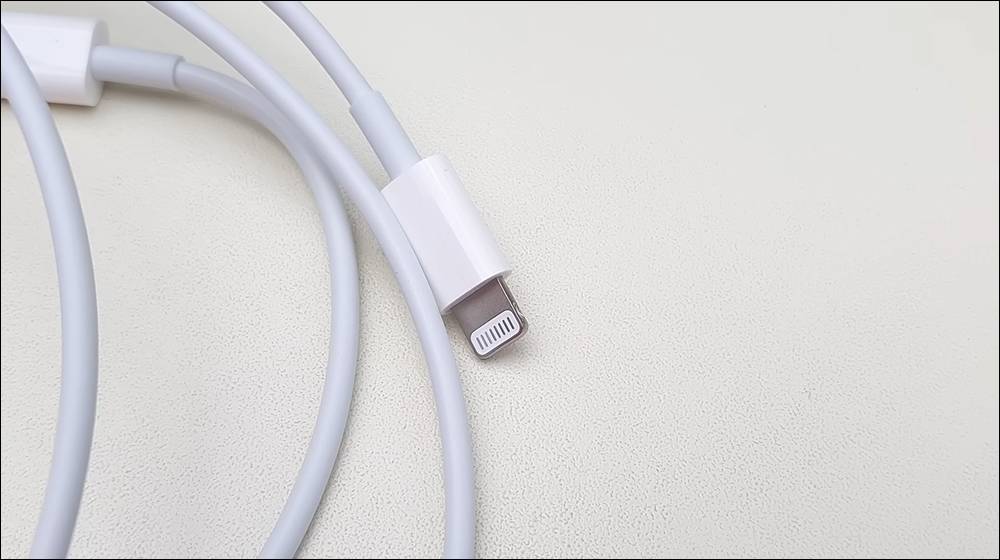 国外 YouTuber 成功改造 USB-C 版本 iPhone 13，支持快速充电、数据传输、系统更新和防泼水