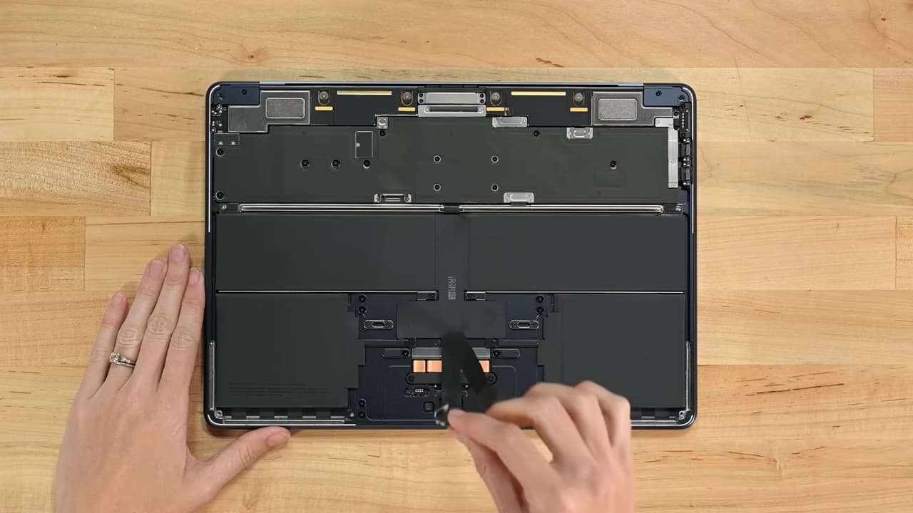 M2 MacBook Air 拆解总结：一台少了散热器超轻薄笔记本电脑2