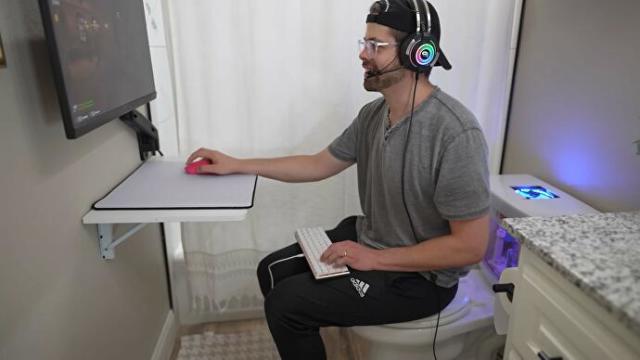 超狂YouTuber玩家将家用马桶改造成一台电脑 这辈子想不到上个大号也能畅玩《CS：GO》！？