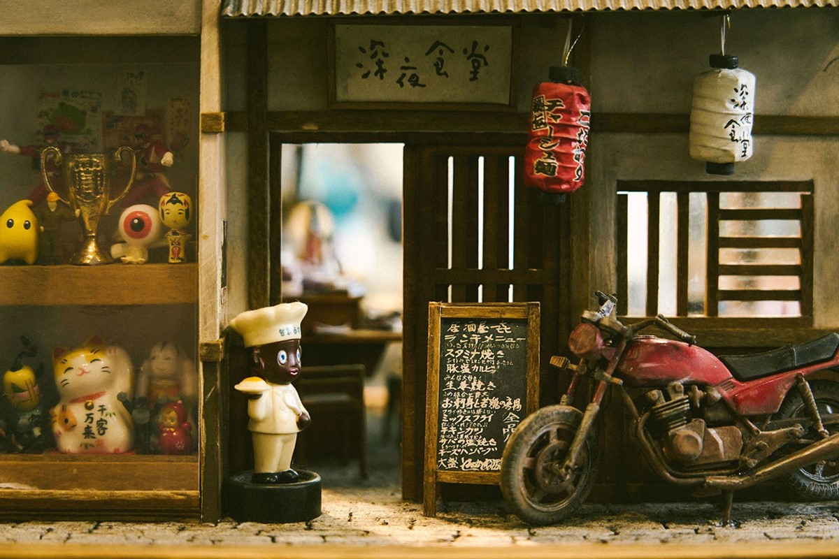 郑鸿展高中毕业后即前往日本求学，因此有不少微缩模型作品都是以日式店铺为主题，细节呈现几可乱真。