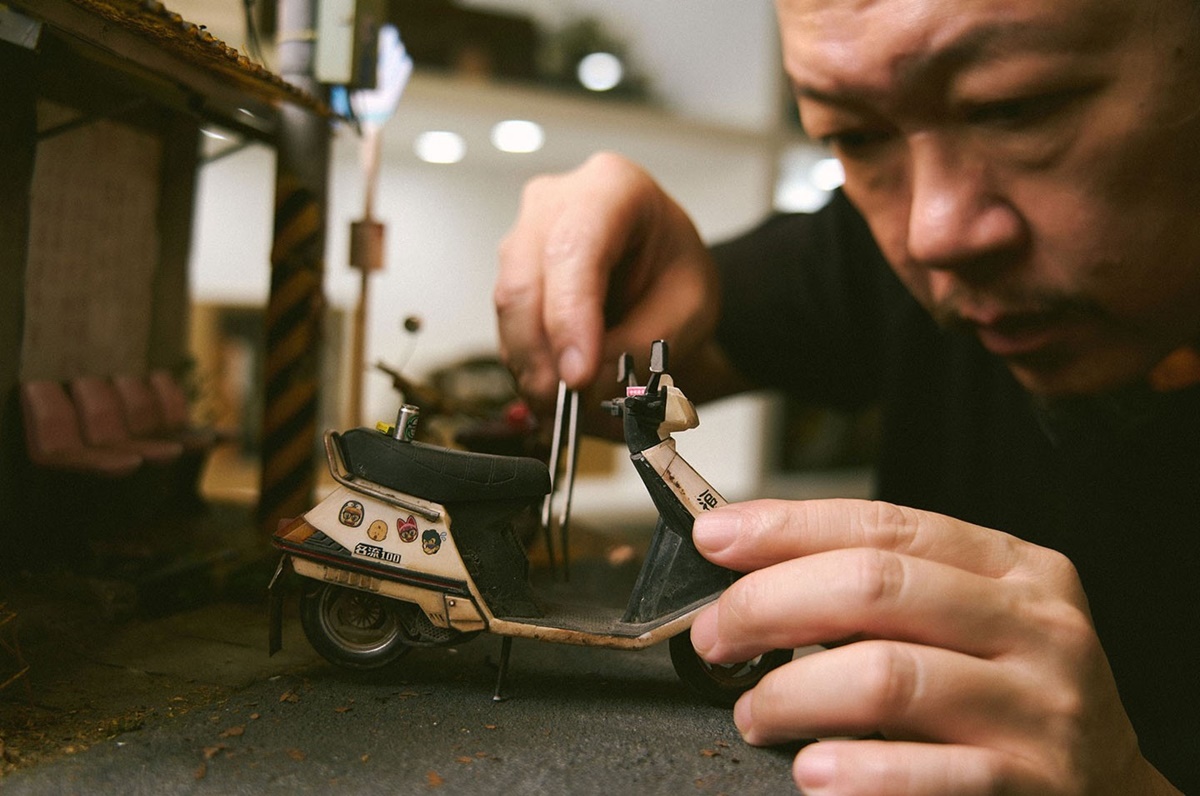 微缩模型追求的就是极致的「真实感」，而郑鸿展的作品最大的特色就是透过丰富的细节述说场景背后的故事。