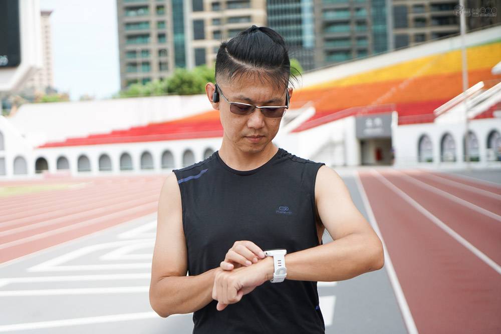 开箱评测 Garmin Forerunner 955 Solar，太阳能高阶铁人运动表