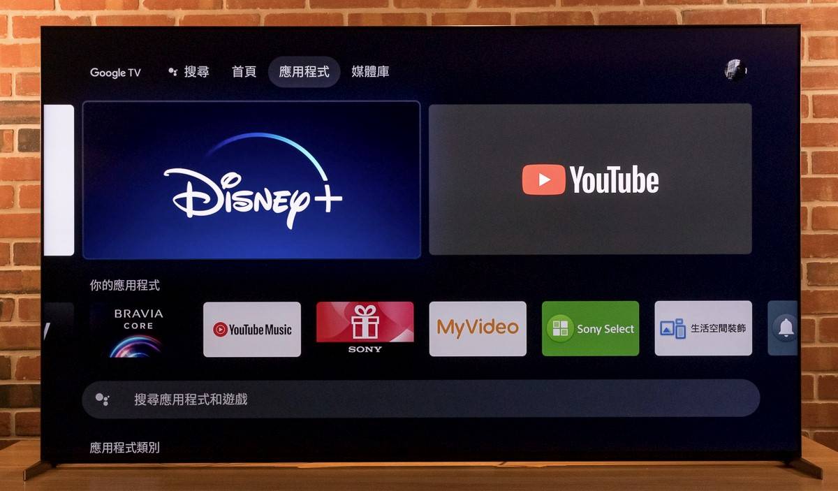 其他如 Disney+、YouTube... 等也都是一般人较常观看的在线影音平台，其中较特别的是针对 Disney+，XRM-75X95K 还支持其双 Dolby 规格，包含 Dolby Vision 以及 Dolby Atmos。