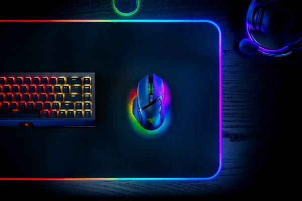 Razer推出Basilisk V3 Pro，配备HyperScroll倾斜滚轮、13区Chroma灯效