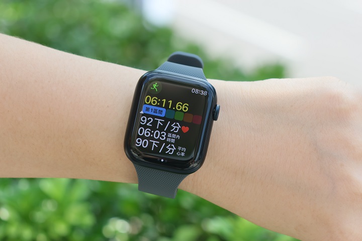 Apple Watch 8 开箱：贴心女性的体温传感功能，还有车祸侦测、睡眠分析、体能训练都更进阶