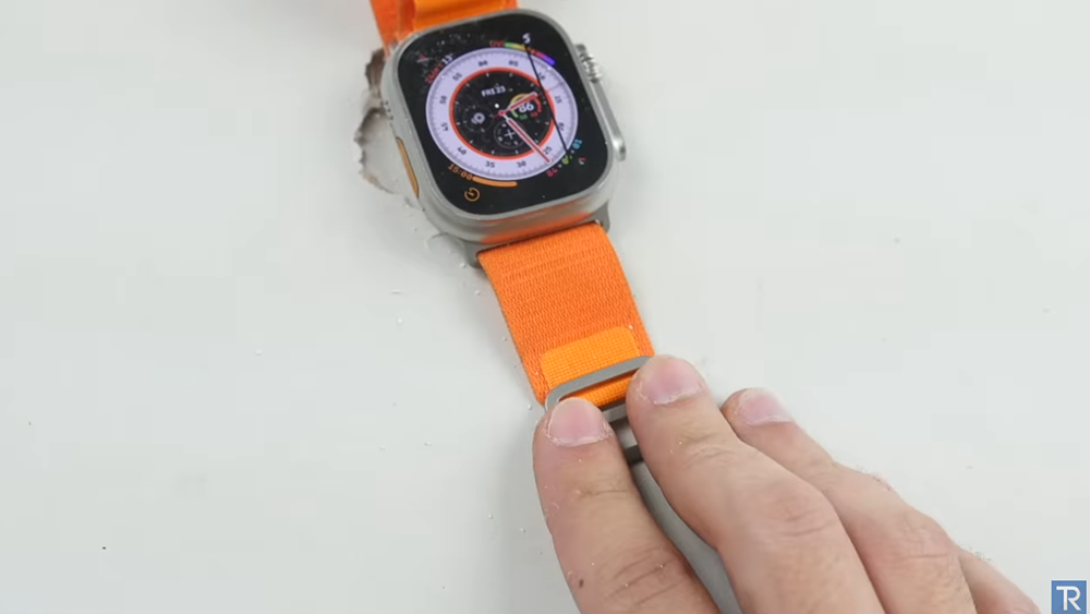 国外 YouTuber 用榔头测试 Apple Watch Ultra 的耐用性，没想到桌子先坏了