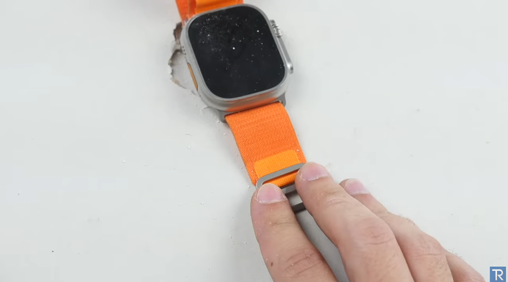 国外 YouTuber 用榔头测试 Apple Watch Ultra 的耐用性，没想到桌子先坏了