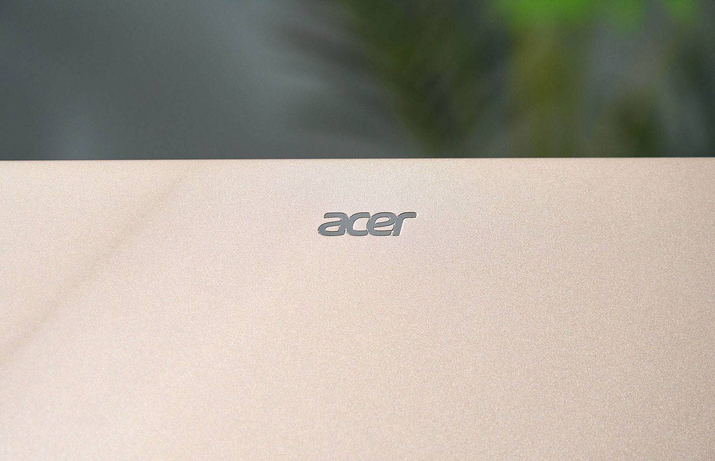 与今年推出的一众 Swift 系列机种相同，上盖的 Acer Logo 移至接近顶部的位置。