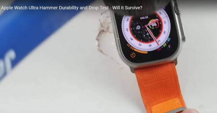 他用铁鎚狠敲Apple Watch Ultra测试是否真如苹果说的那么坚固？ 屏幕还没裂桌子却先裂了