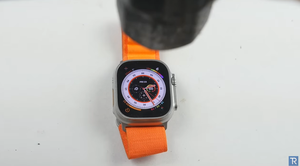 国外 YouTuber 用榔头测试 Apple Watch Ultra 的耐用性，没想到桌子先坏了