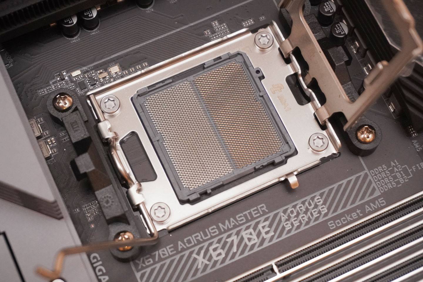 LGA 1718的脚针位于主板的处理器槽中。