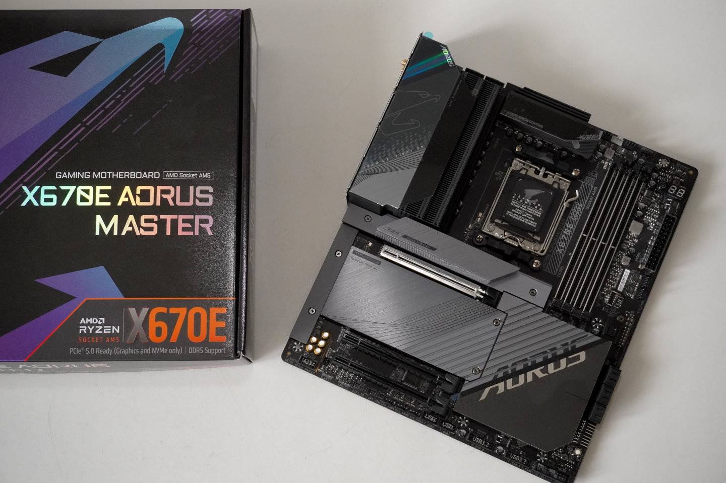 这次使用的主板为GIGABYTE X670E AUROS Master。