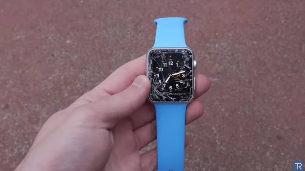 国外 YouTuber 用榔头测试 Apple Watch Ultra 的耐用性，没想到桌子先坏了