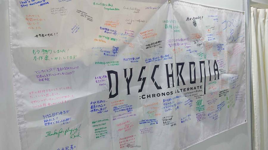 由MyDeareest与IzanagiGames携手打造的新作VR搜查动作游戏《DYSCHRONIA： Chronos Alternate》，这回在TGS2022中提供了包括中、英、日文在内的7种多语言试玩，以及实施跟随官方推特、发布推文领取礼品的活动，以下为展览期间的现场介绍。