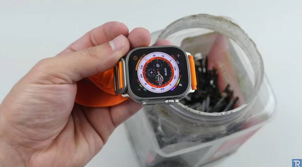 国外 YouTuber 用榔头测试 Apple Watch Ultra 的耐用性，没想到桌子先坏了