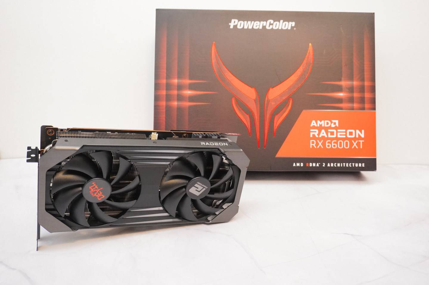 搭载Radeon RX 6600 XT绘图处理器的Color Red Devil RX 6600 XT，算是称职的1080p游戏显卡。