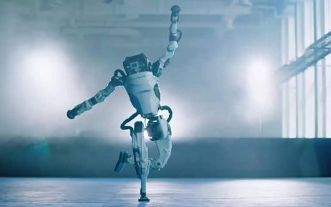 波士顿动力 Spot 和 Atlas 机械人大跳男团舞，震惊网友：可以进军娱乐圈了