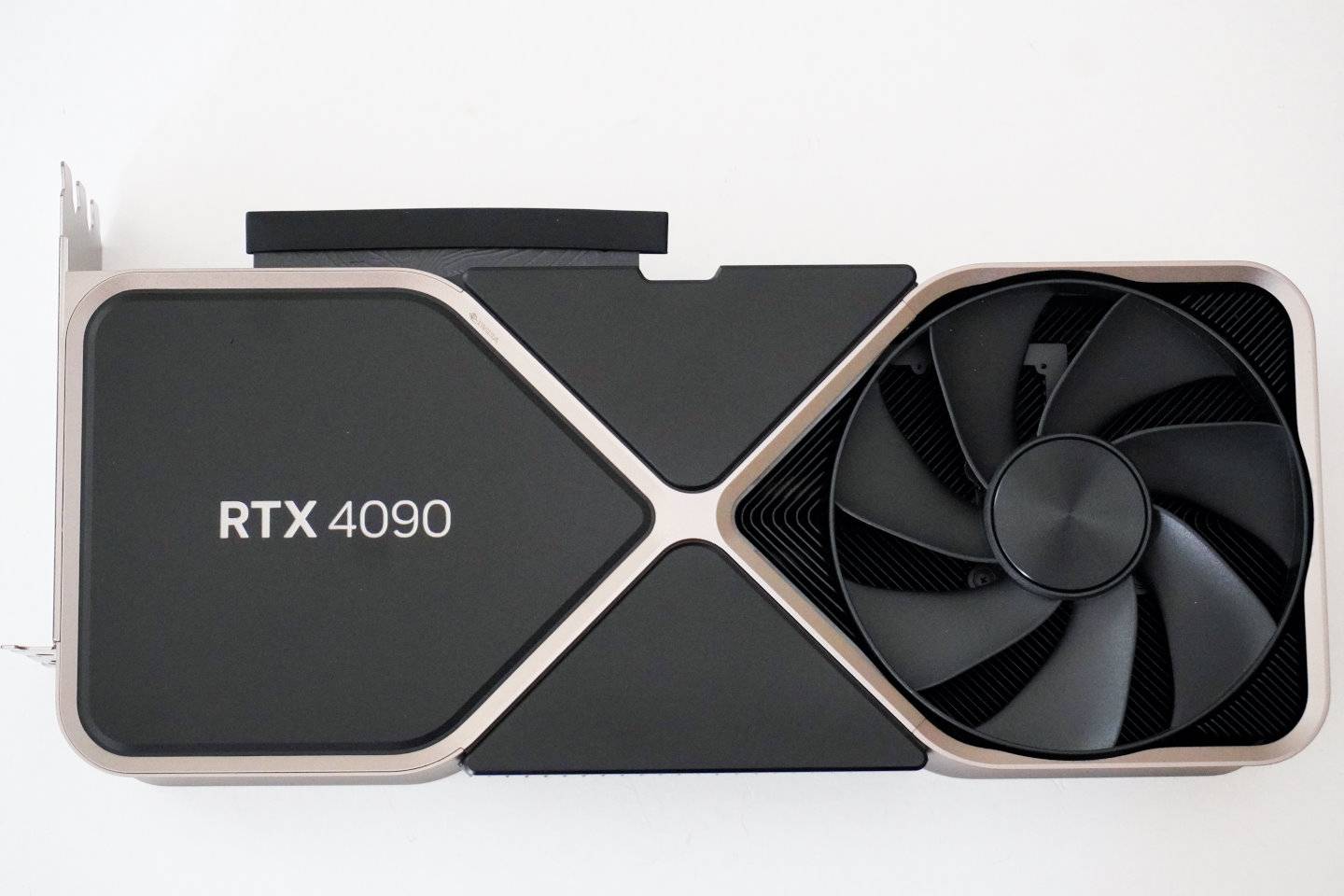 GeForce RTX 4090 Founder Edition的外型与前代GeForce RTX 3090 Ti Founder Edition相当接近，更多图片可以参考先前的开箱报导。