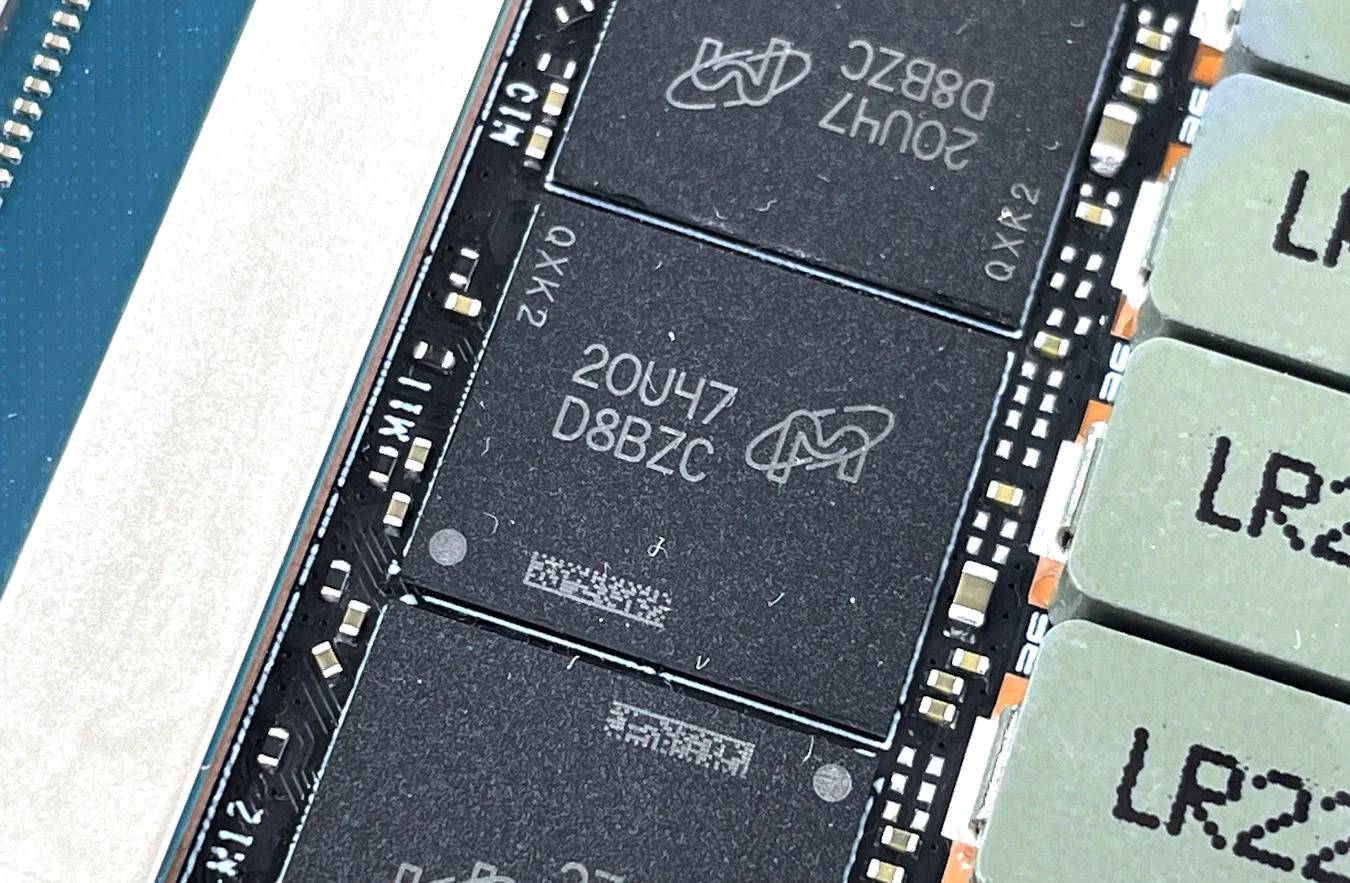Micron D8BZC 21Gbps GDDR6X 内存。
